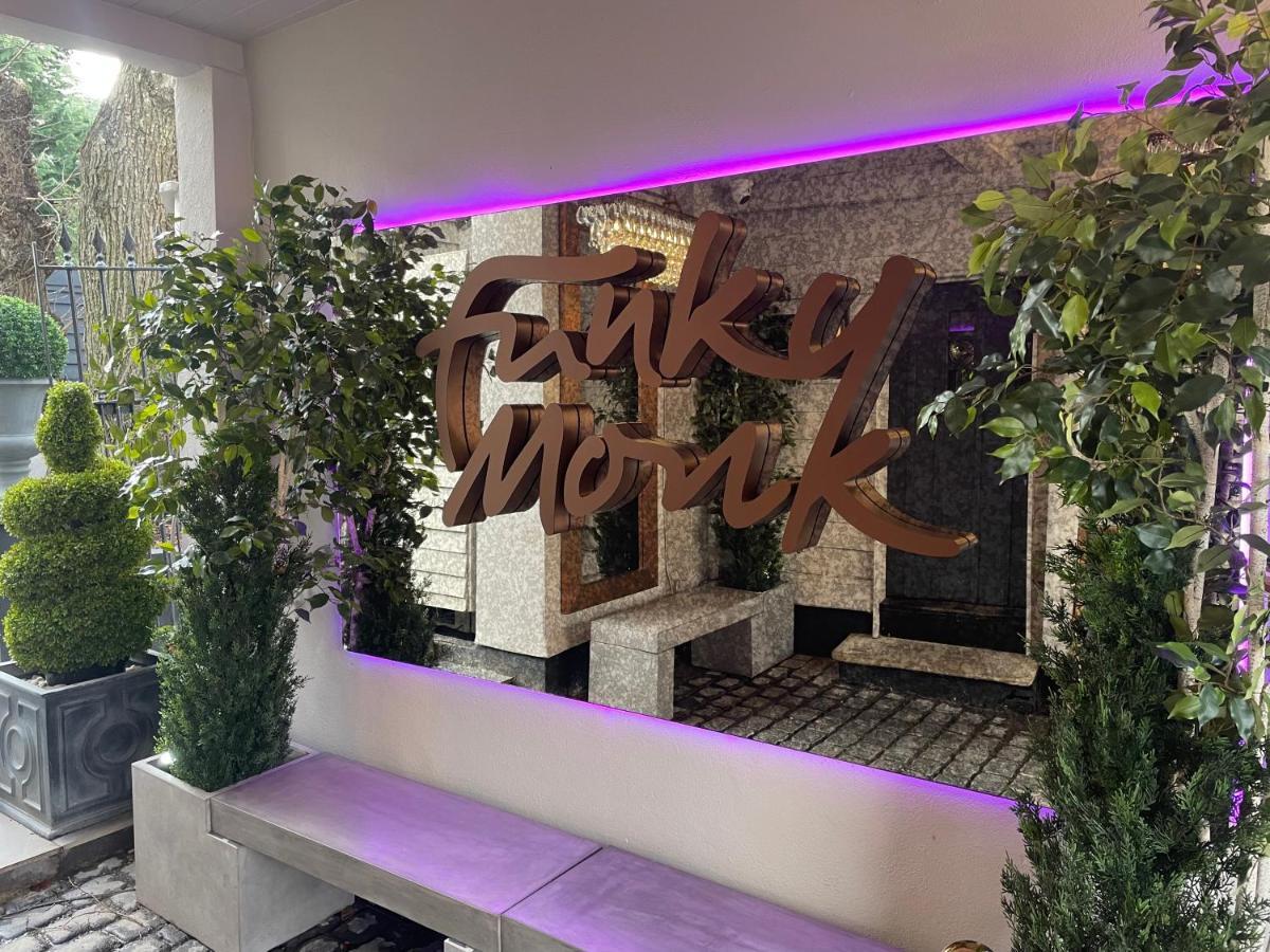 Funky Monk Hotel Epping Exterior foto